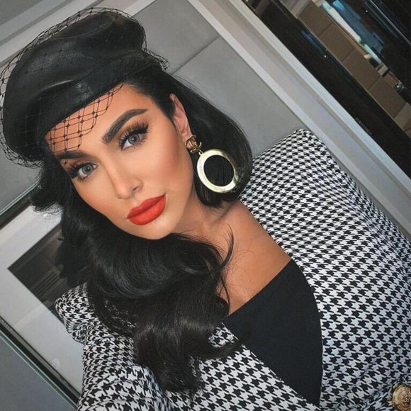 Huda Beauty - Liquid Matte Lipstick in Alluring - Picture 6 of 7